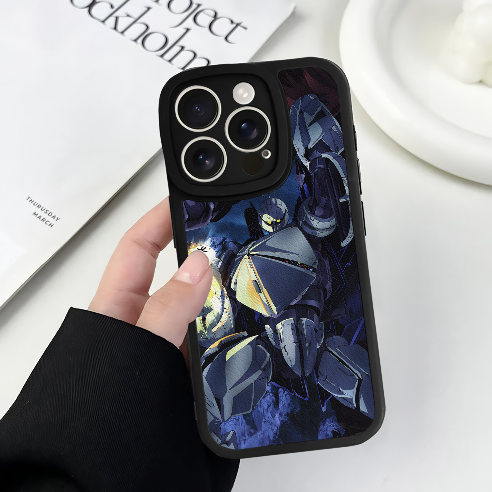 （画像用） 機動戦士ガンダム Mobile Suit Gundam 【iPhone 16シリーズ対応】シリコンスマホケース（レザー調） 材質：シリコン